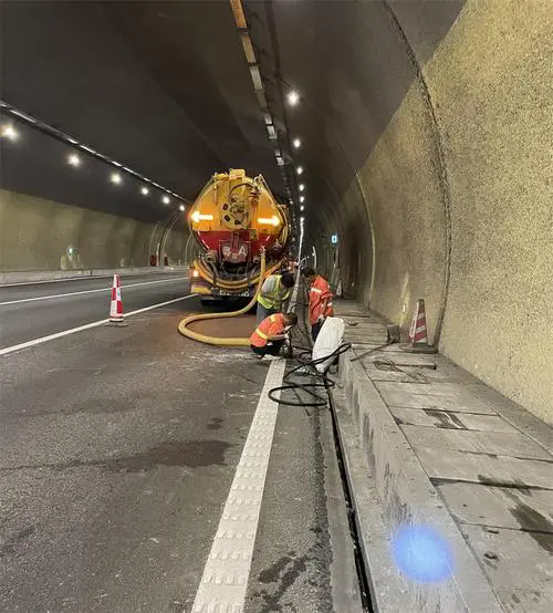 观山湖隧道排水渠清淤